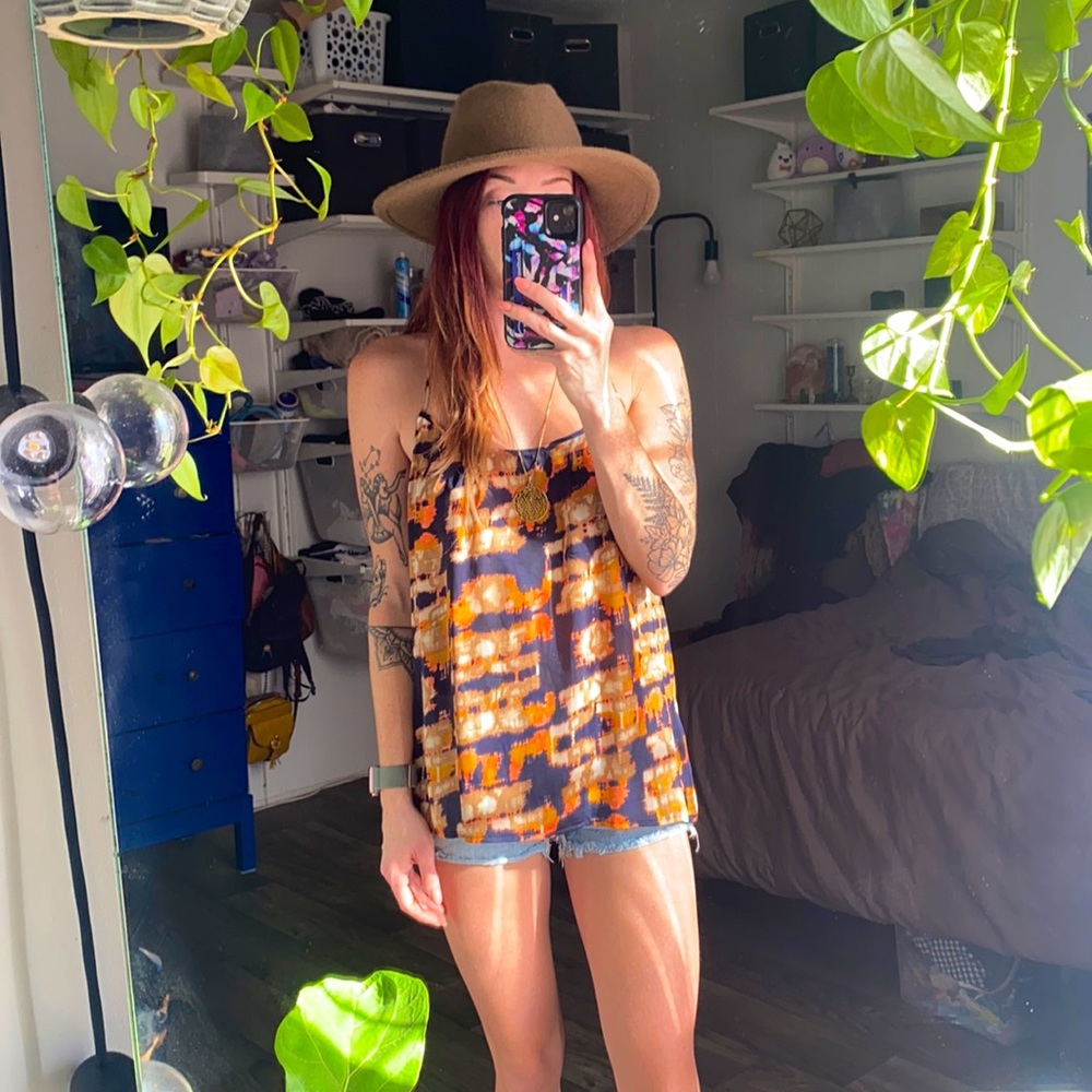 Navy and tan tank